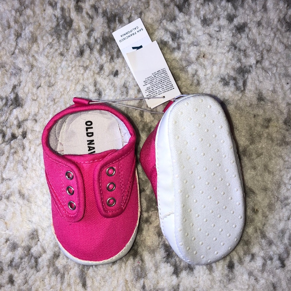 NWT Laceless Crib Tennies